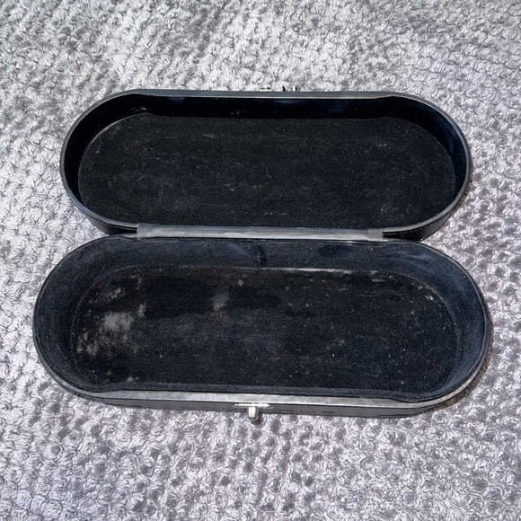 YOUNIQUE Presenters Black Makeup Case Box Latch Faux Leather 12” Oval Embossed - Picture 8 of 9